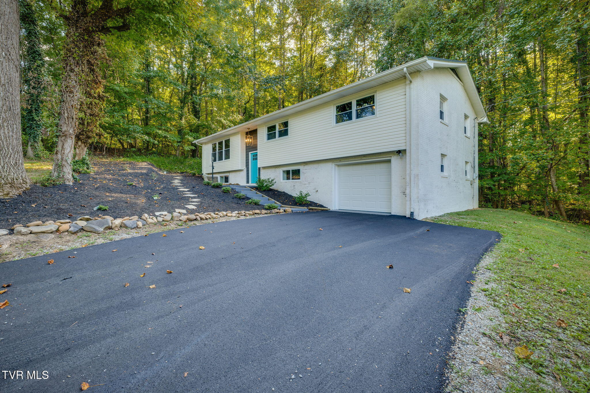 124 V I P Road Johnson City, TN 37601 - Photo 2 of 40 003