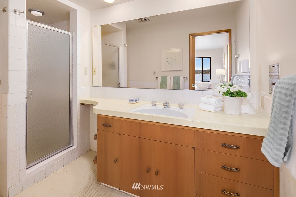 6669L Northeast Windermere Road Seattle, WA 98115 - Photo 13 of 25