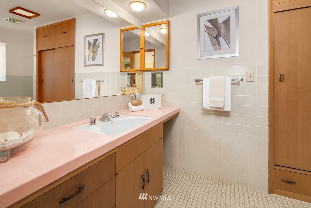 6669L Northeast Windermere Road Seattle, WA 98115 - Photo 15 of 25