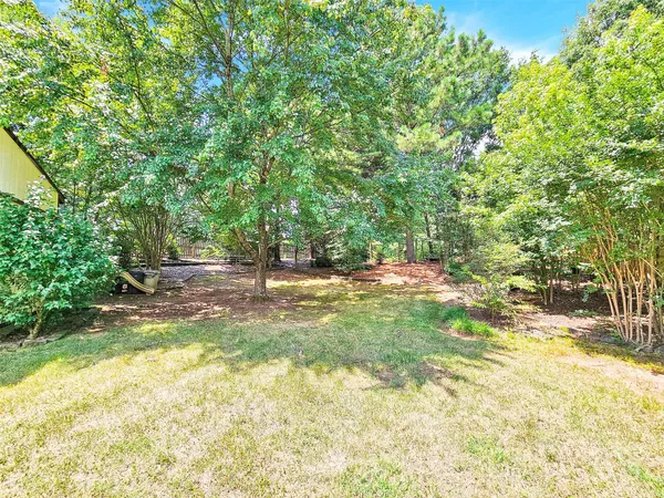a view of yard with tree