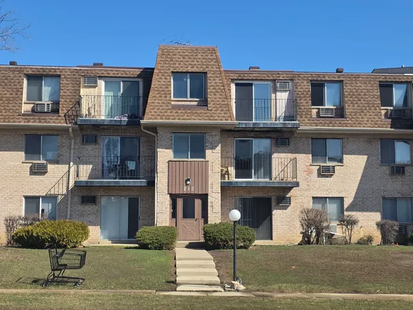 $179,900 | 212 Shorewood Drive, Unit 2D, Glendale Heights, IL 60139