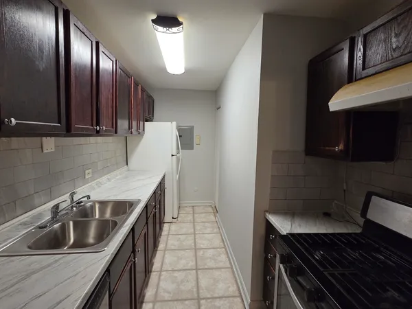 $179,900 | 212 Shorewood Drive, Unit 2D, Glendale Heights, IL 60139