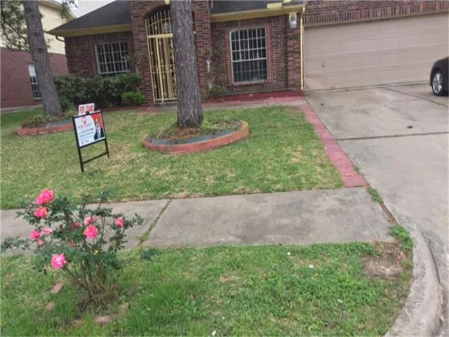a view of a backyard with table and chairs potted plants