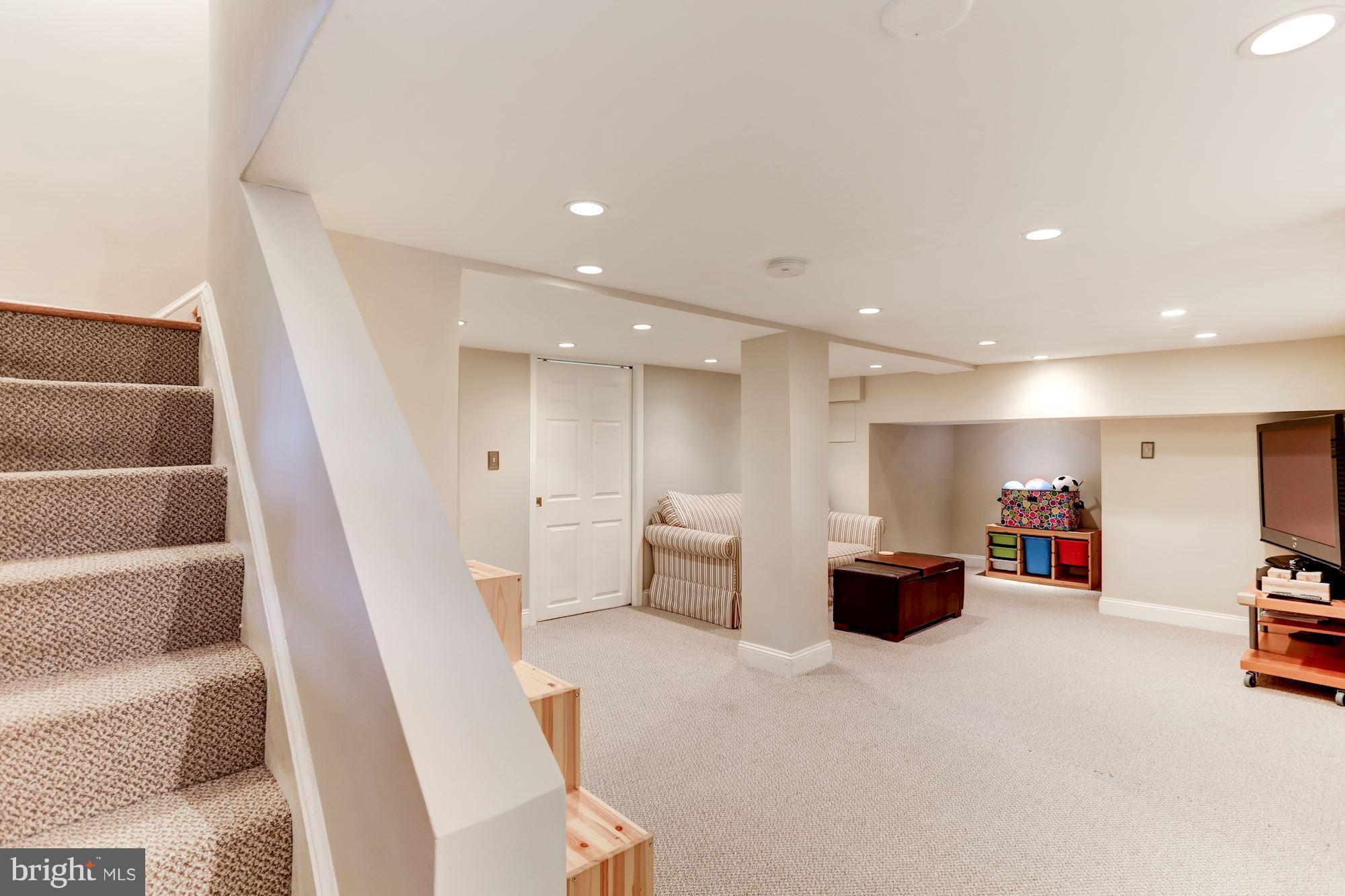 2706 Ridge Rd Drive Alexandria, VA 22302 - Photo 22 of 30 a living room with furniture and a flat screen tv