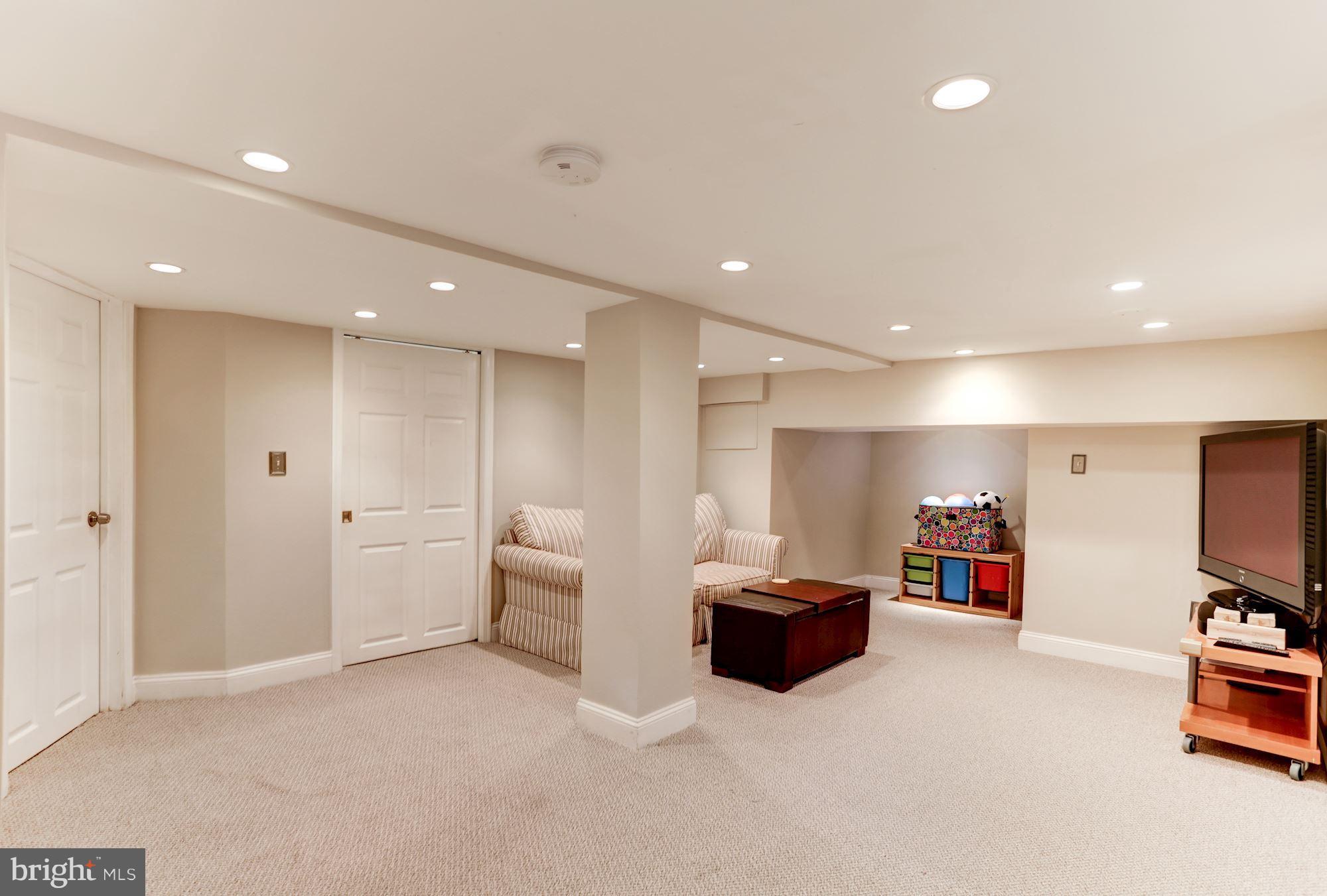 2706 Ridge Rd Drive Alexandria, VA 22302 - Photo 23 of 30 a living room with furniture and a flat screen tv