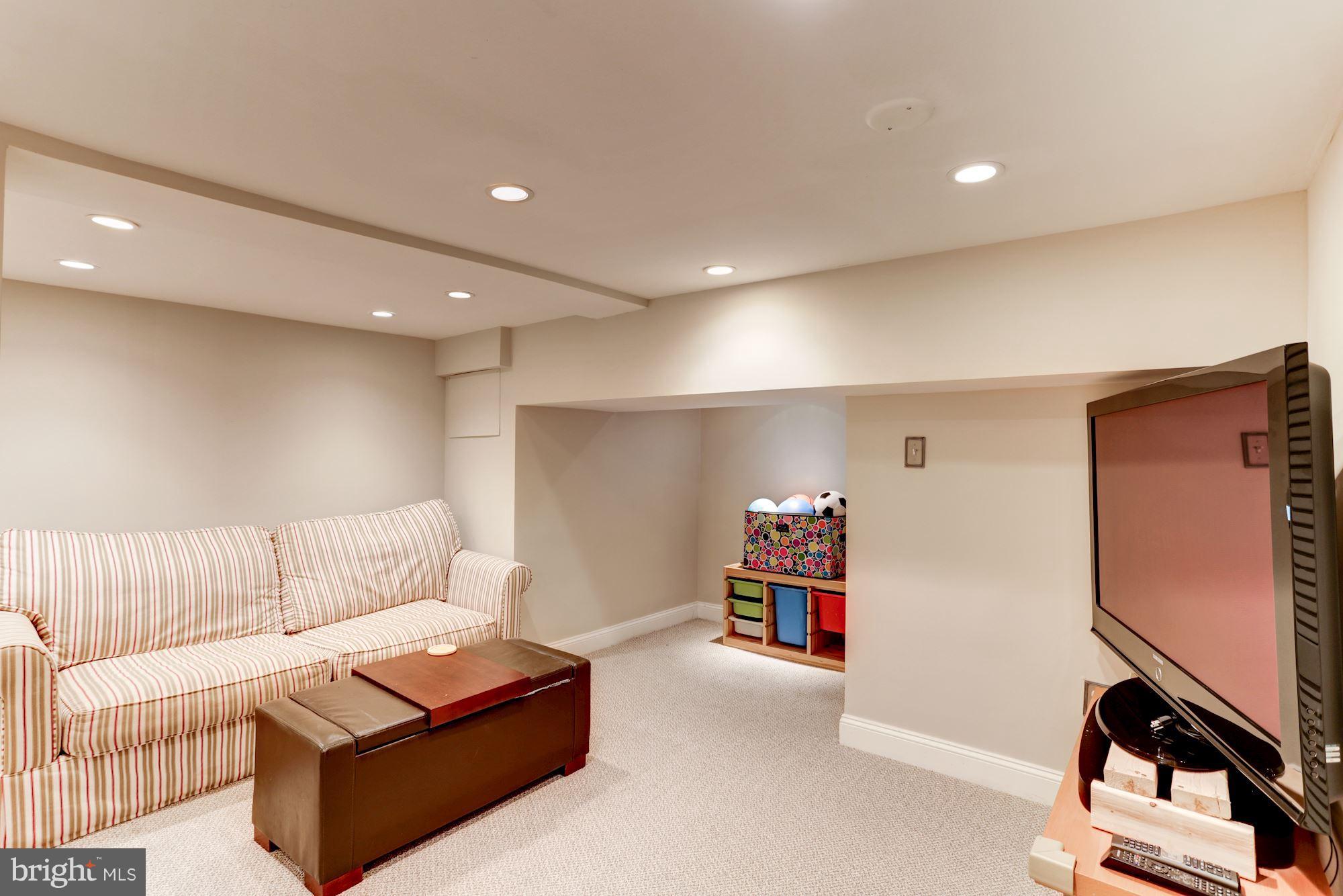 2706 Ridge Rd Drive Alexandria, VA 22302 - Photo 25 of 30 a living room with furniture and a flat screen tv