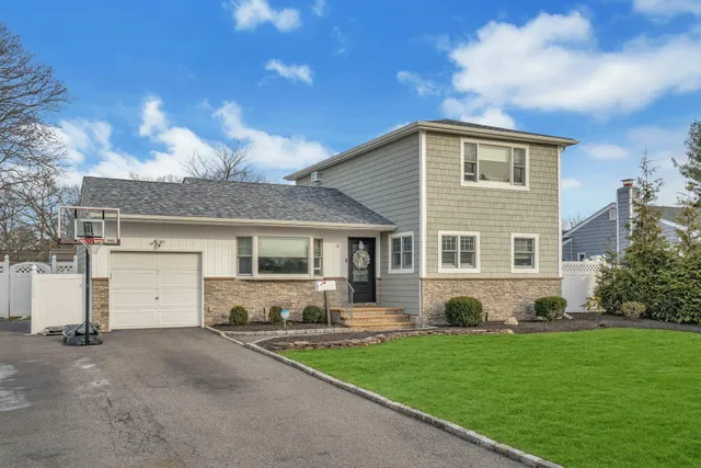 a view of a yard in front of a house