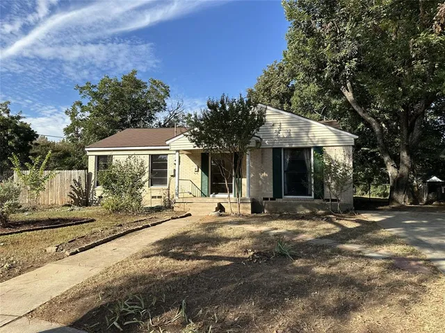 a view of a house with backyard and sitting area