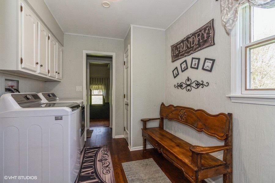 907 Powers Road Woodstock, IL 60098 - Photo 19 of 21 a room with furniture and a window