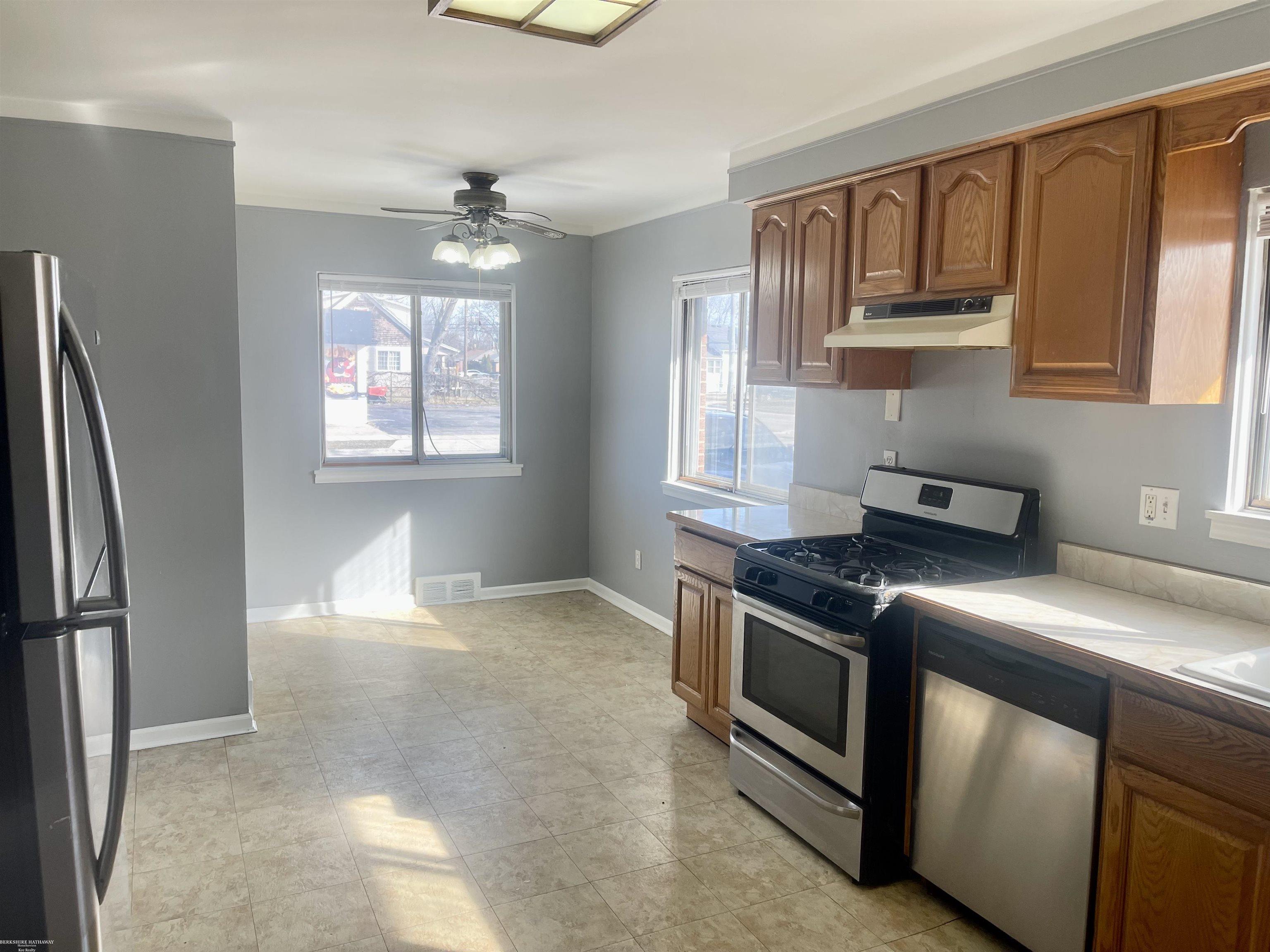 14868 Stephens Road Eastpointe, MI 48021 - Photo 5 of 18 50103018-4.JPG