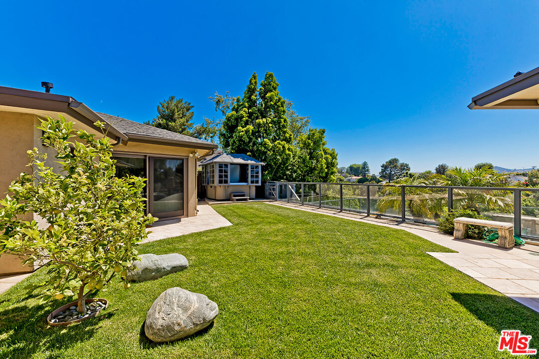 2205 Stradella Road Los Angeles, CA 90077 - Photo 19 of 53 a swimming pool with barbeque oven