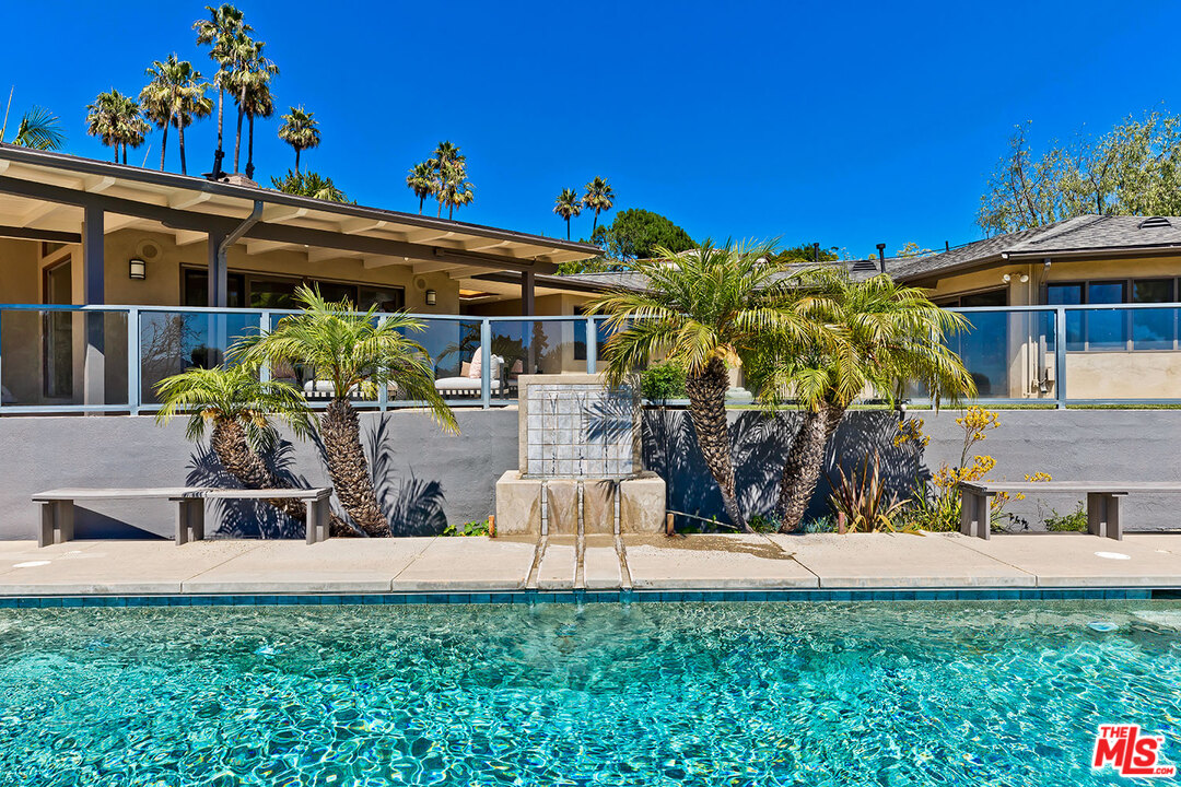 2205 Stradella Road Los Angeles, CA 90077 - Photo 25 of 53 a view of a chairs and table in the patio