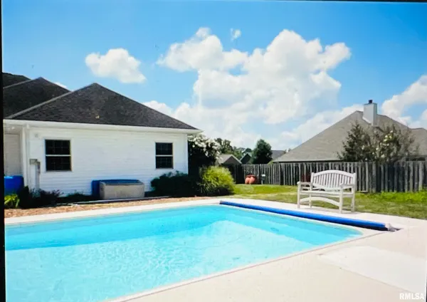 $379,900 | 2710 Turnberry Drive, Marion, IL 62959