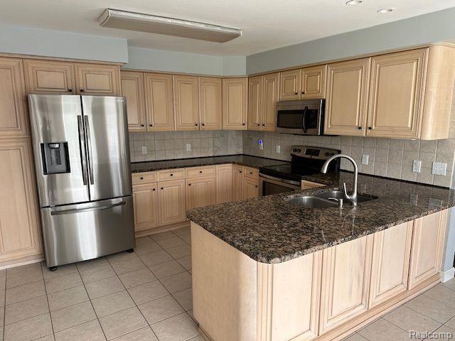 1949 North Kilburn Road Rochester, MI 48306 - Photo 2 of 18