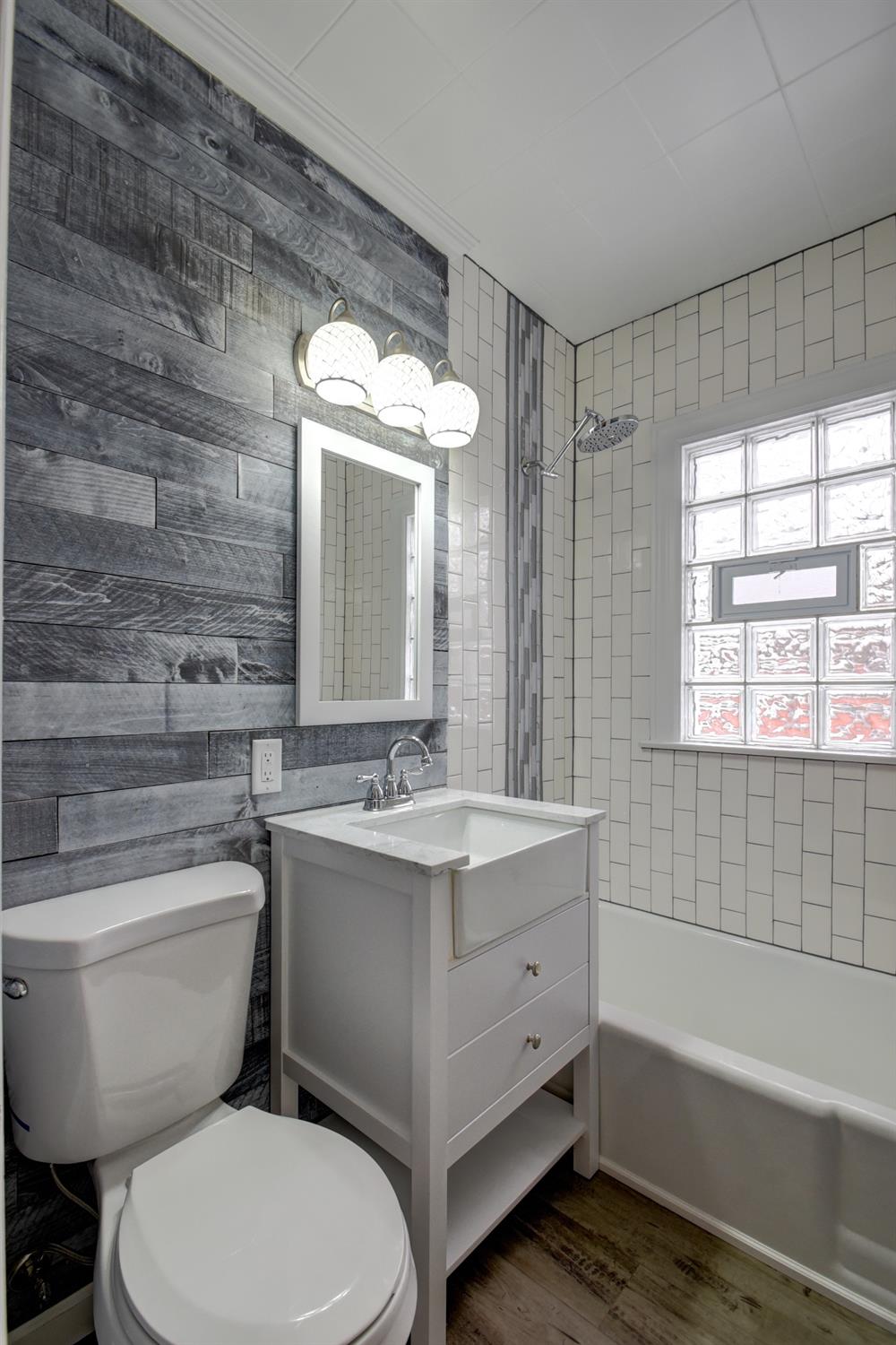 2100 Ranburn Drive Gary, IN 46408 - Photo 18 of 23 a bathroom with a toilet sink and bathtub