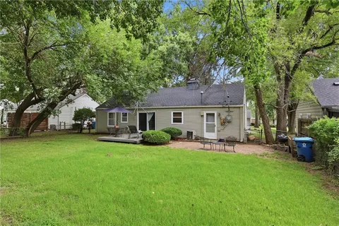 $290,000 | 2800 West 78th Street, Prairie Village, KS 66208