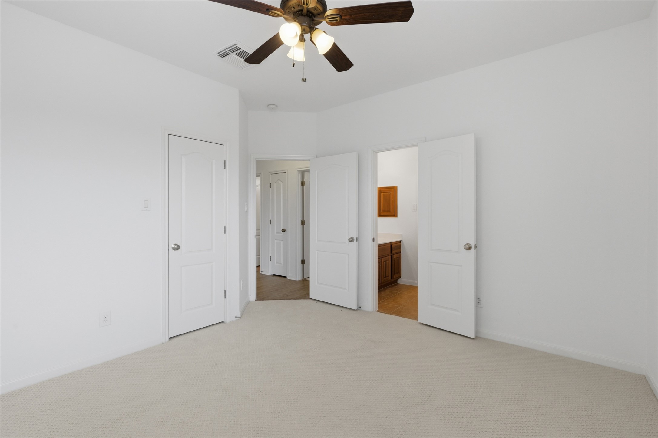 2909 Agave Loop Round Rock, TX 78681 - Photo 30 of 38 Jack & Jill Bedroom 4 featuring light colored carpet, connected bathroom, and ceiling fan
