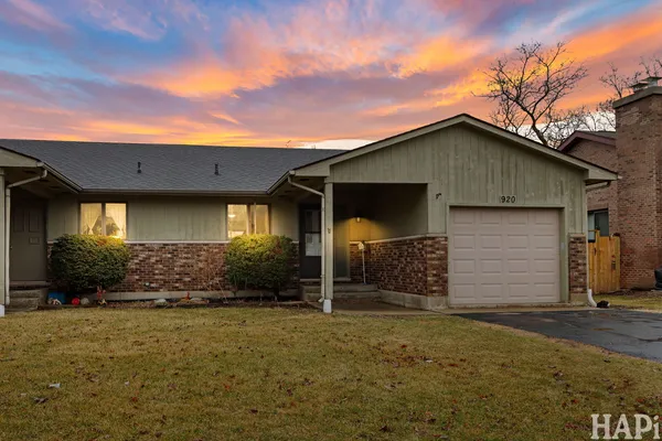 $1,950 | 920 Pleasant Street, Woodstock, IL 60098