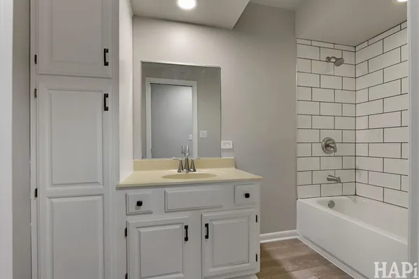 $1,950 | 920 Pleasant Street, Woodstock, IL 60098