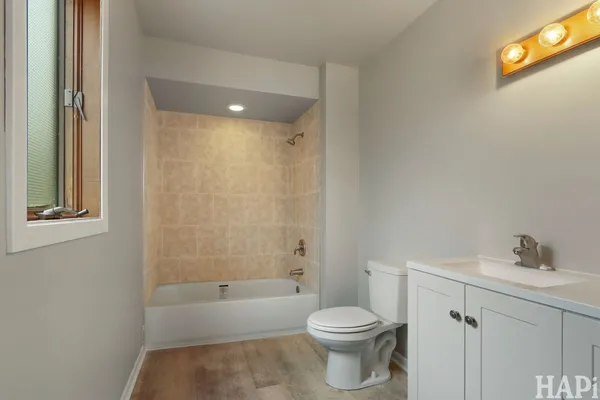 $1,950 | 920 Pleasant Street, Woodstock, IL 60098