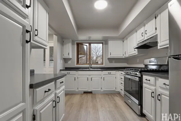 $1,950 | 920 Pleasant Street, Woodstock, IL 60098