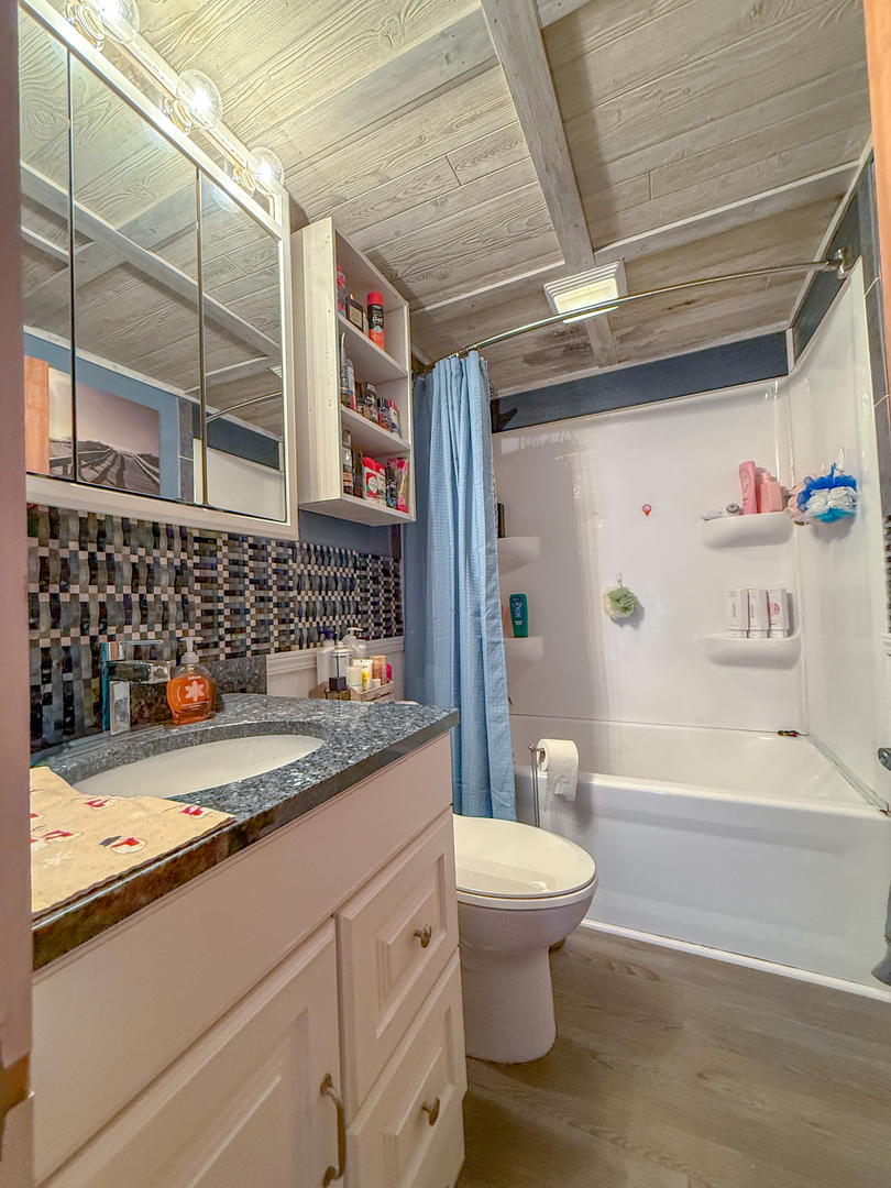 615 West 9th Street Sterling, IL 61081 - Photo 11 of 30 a bathroom with a sink a toilet and a bathtub