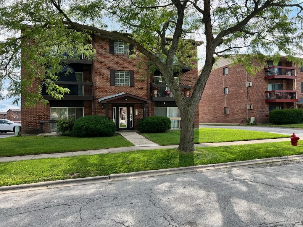 4552 Heartland Drive, Unit 3W Richton Park, IL 60471 - Photo 2 of 7 a front view of a house with a yard
