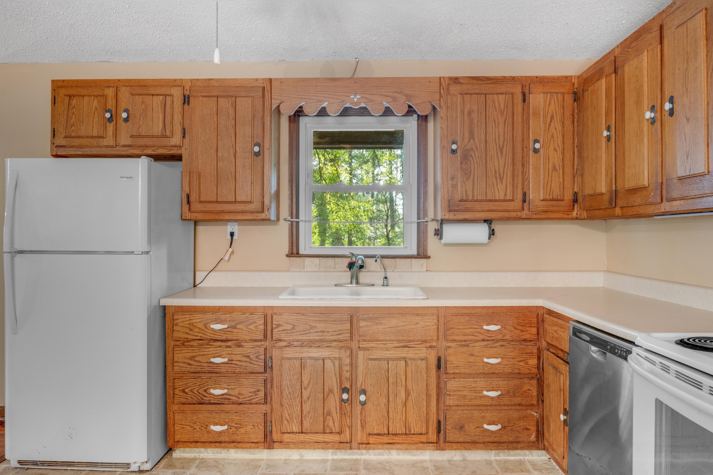 440 Bishop Pond Road Chatsworth, GA 30705 - Photo 6 of 41 kitchen