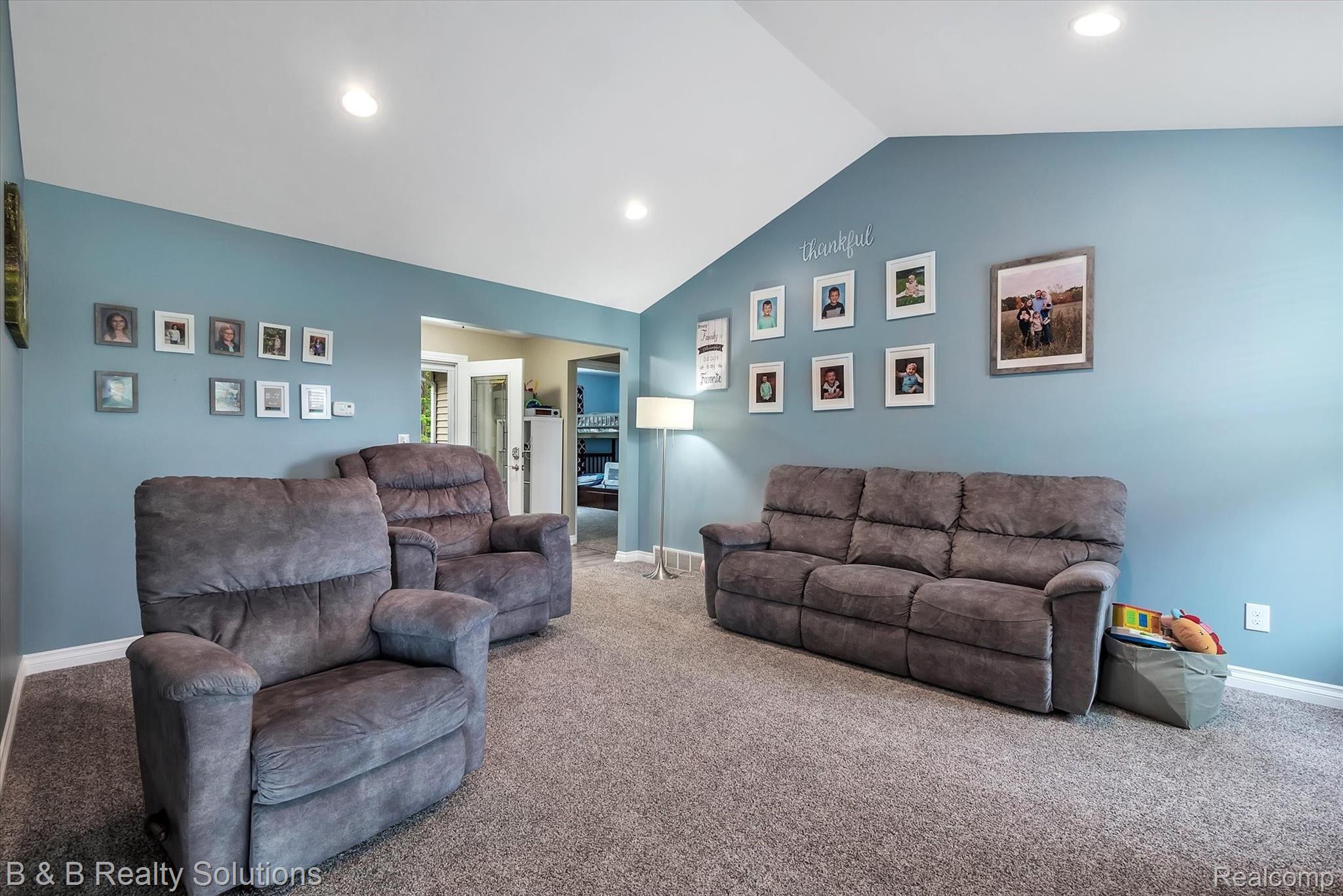 08-6875-General-Squier-Rd-WindowStill-Real-Estate-Photography-8.jpg