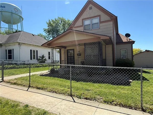 $230,000 | 717 Iowa Street, Hiawatha, KS 66434