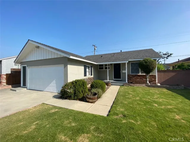 a view of a house with backyard and porch