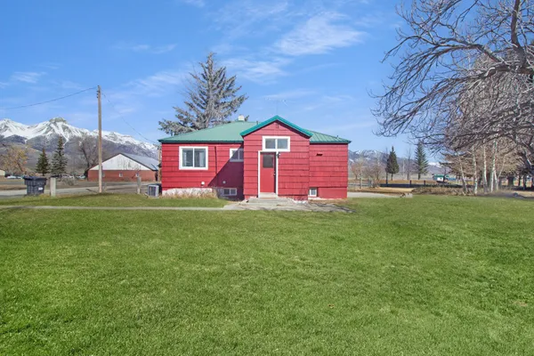 $290,000 | 402 Custer Street, Mackay, ID 83251