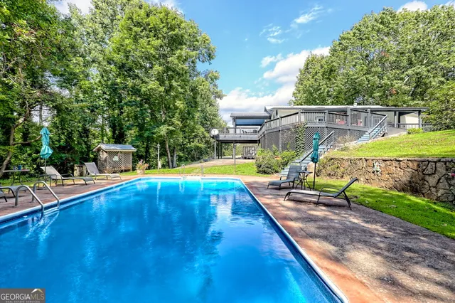 a sign that is on the side of the road