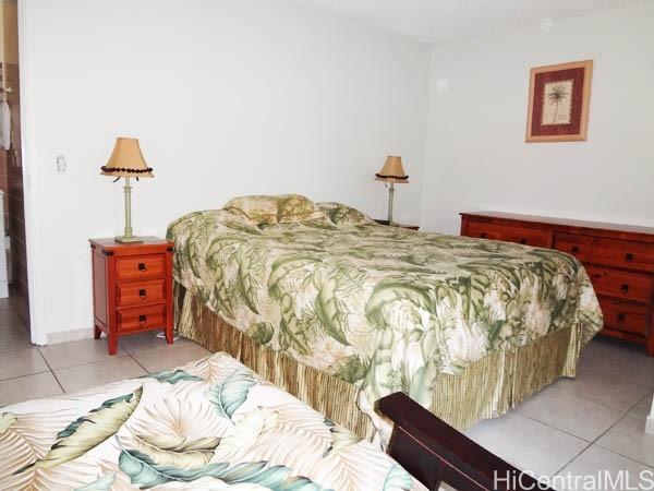 2572 Lemon Road, Unit 306 Honolulu, HI 96815 - Photo 6 of 13 a bedroom with a bed and a dresser
