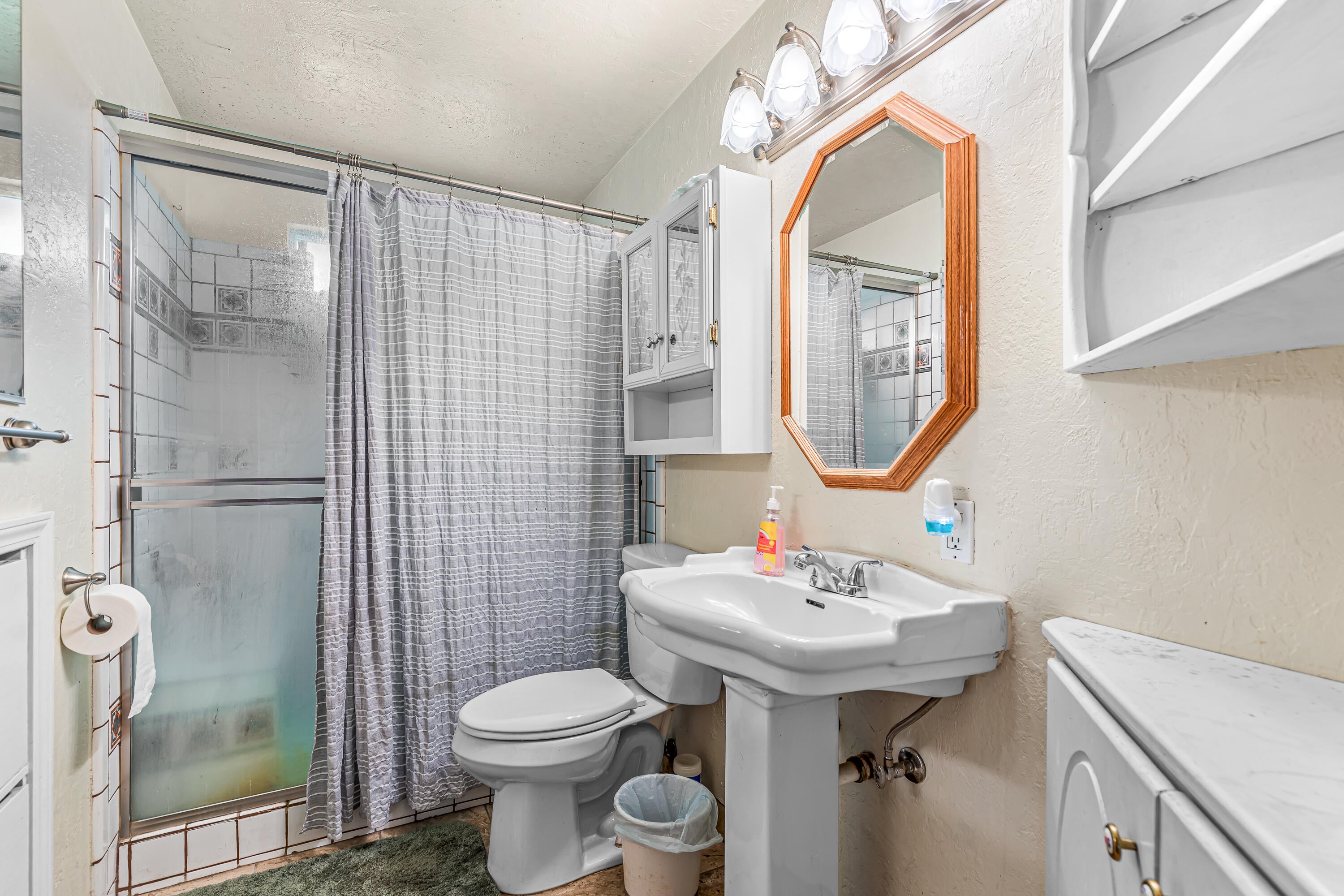 17200 Jones Road White City, OR 97503 - Photo 23 of 51 Full guest bathroom.