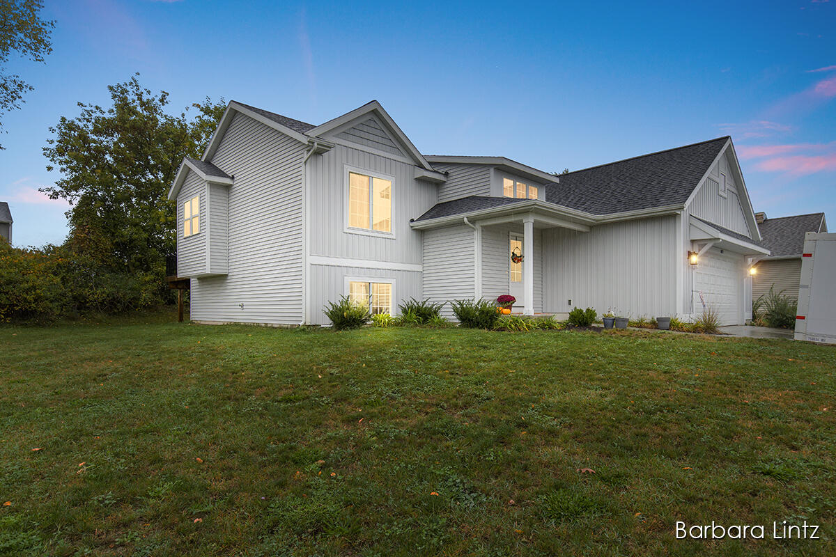 407 Seneca Ridge Drive Middleville, MI 49333 - Photo 2 of 26 img_1000