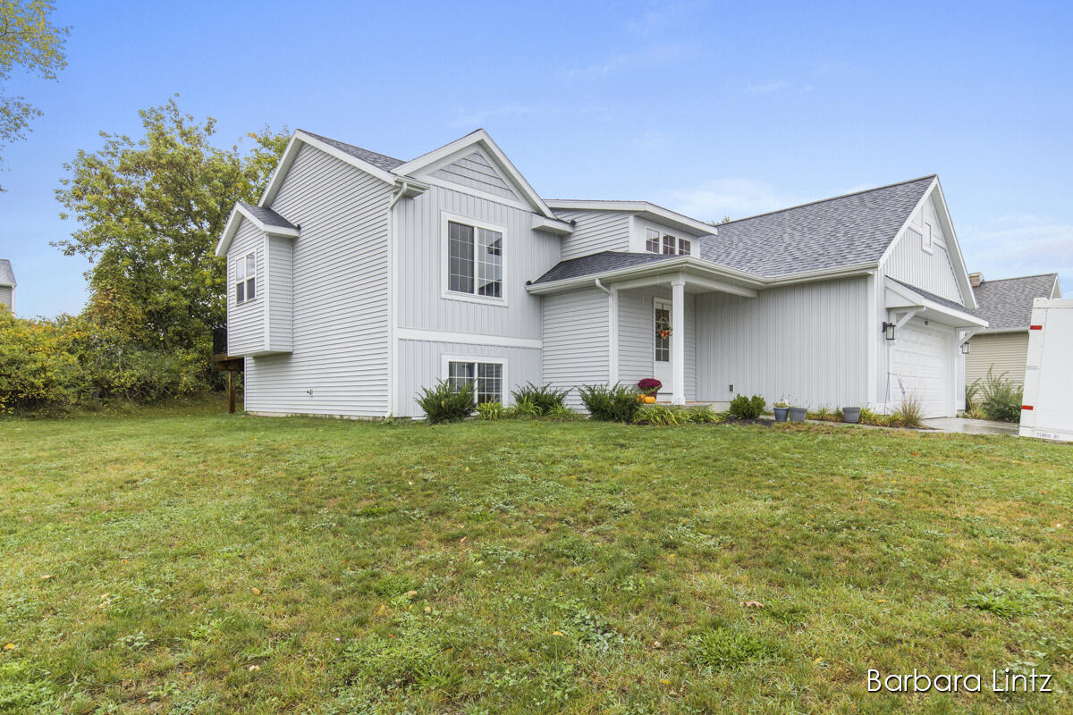 407 Seneca Ridge Drive Middleville, MI 49333 - Photo 4 of 26 img_1000