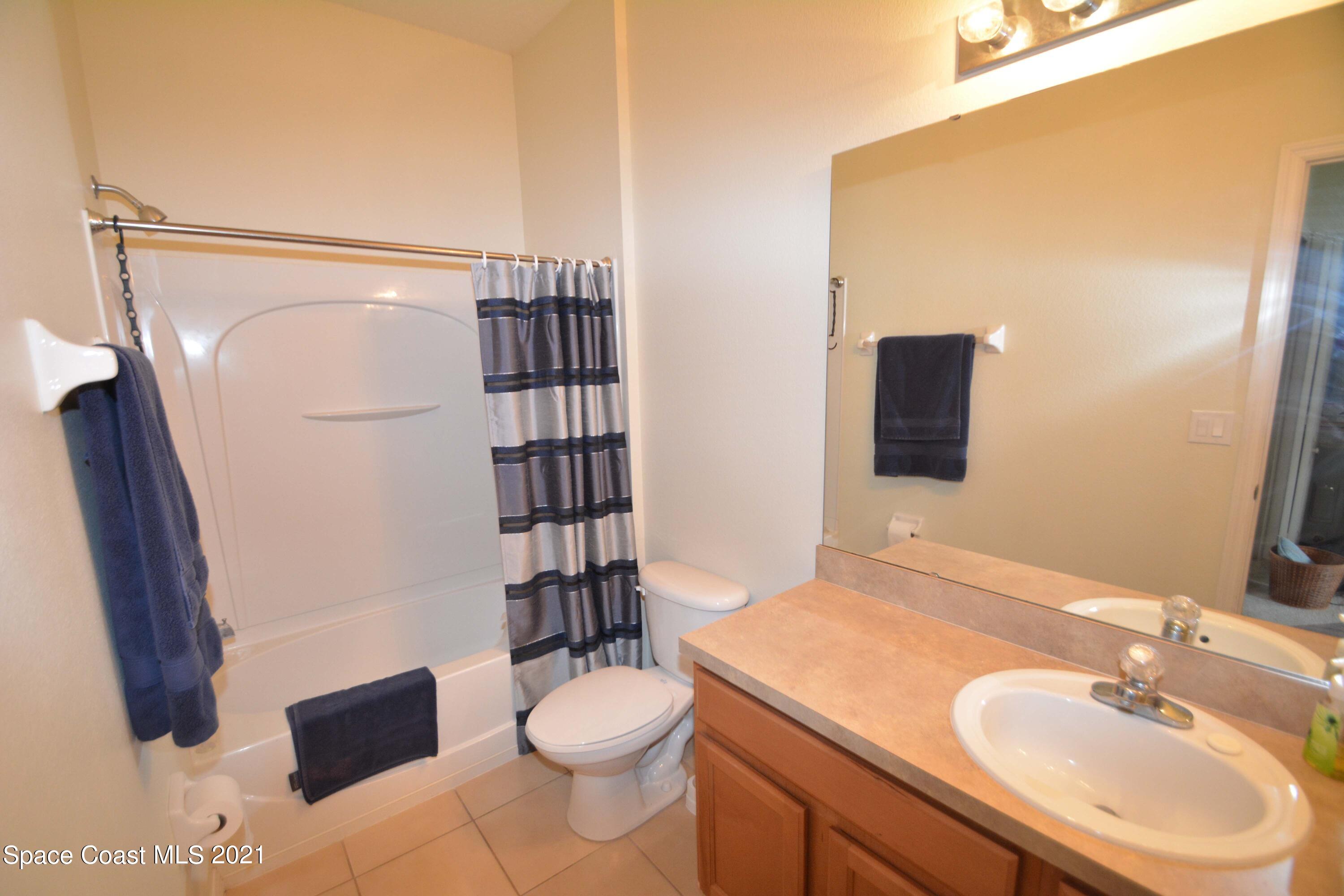 6680 South Goldenrod Road, Unit B' Orlando, FL 32822 - Photo 9 of 19 Bath in Hall