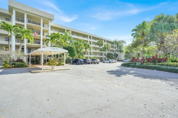 $2,500 | 804 Cypress Boulevard, Unit 301, Pompano Beach, FL 33069