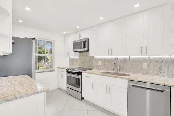 $2,500 | 804 Cypress Boulevard, Unit 301, Pompano Beach, FL 33069
