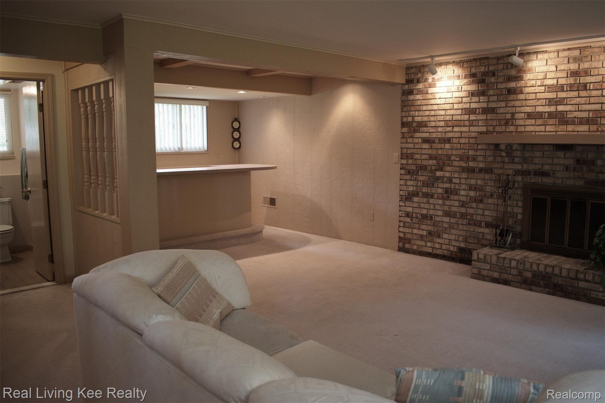 88 East Maryknoll Road Rochester, MI 48309 - Photo 14 of 36 Family Rm 1.jpg
