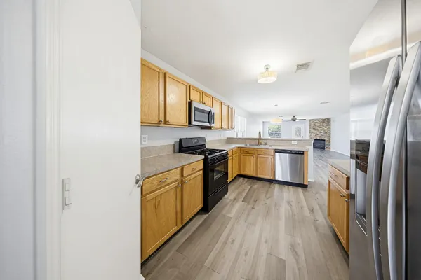 $2,100 | 627 Regal Hollow Lane, Houston, TX 77073