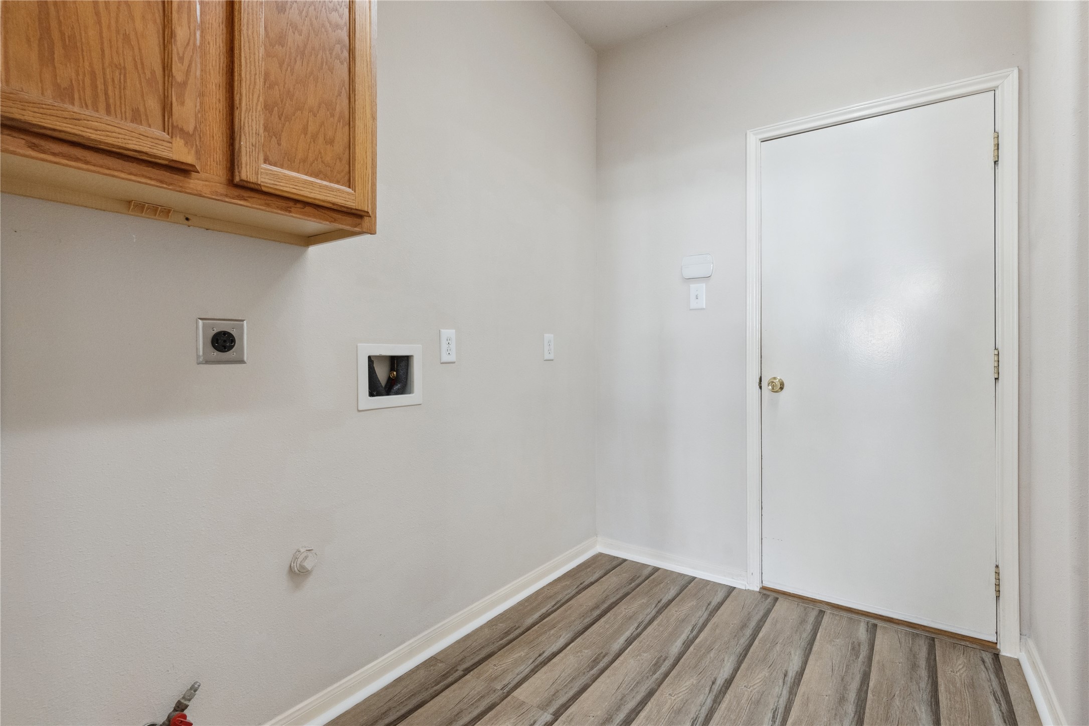 7906 Fortrose Court Houston, TX 77070 - Photo 16 of 28 a view of small space with wooden floor