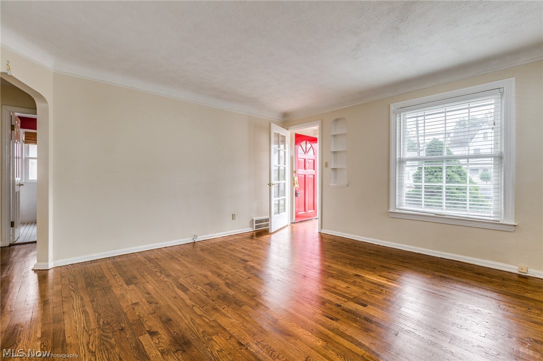 1394 Mayfield Ridge Road Cleveland, OH 44124 - Photo 3 of 21