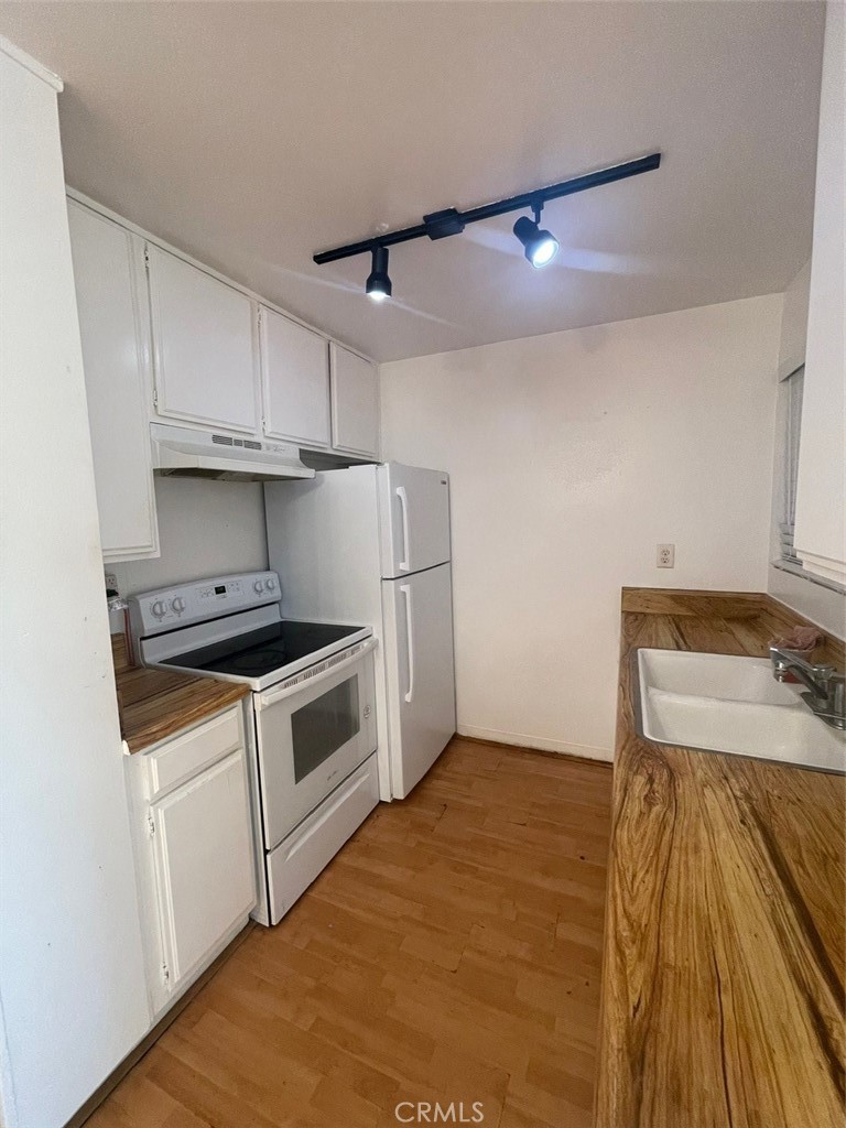 5800 Kanan Road, Unit 247 Agoura Hills, CA 91301 - Photo 6 of 16 a kitchen with a stove and a refrigerator