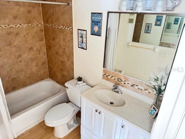 946 Virginia Street, Unit 104 Dunedin, FL 34698 - Photo 14 of 64 a bathroom with a sink and a mirror