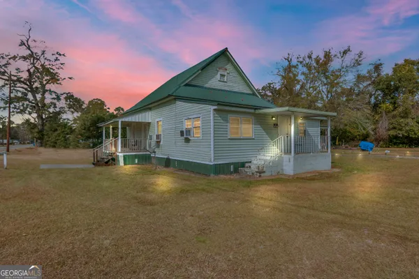 a view of a house with backyard and garden