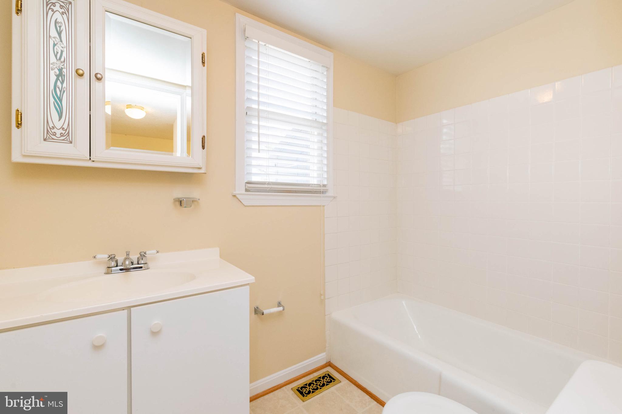 7822 Renshaw Road Pasadena, MD 21122 - Photo 11 of 33 Main level full bath
