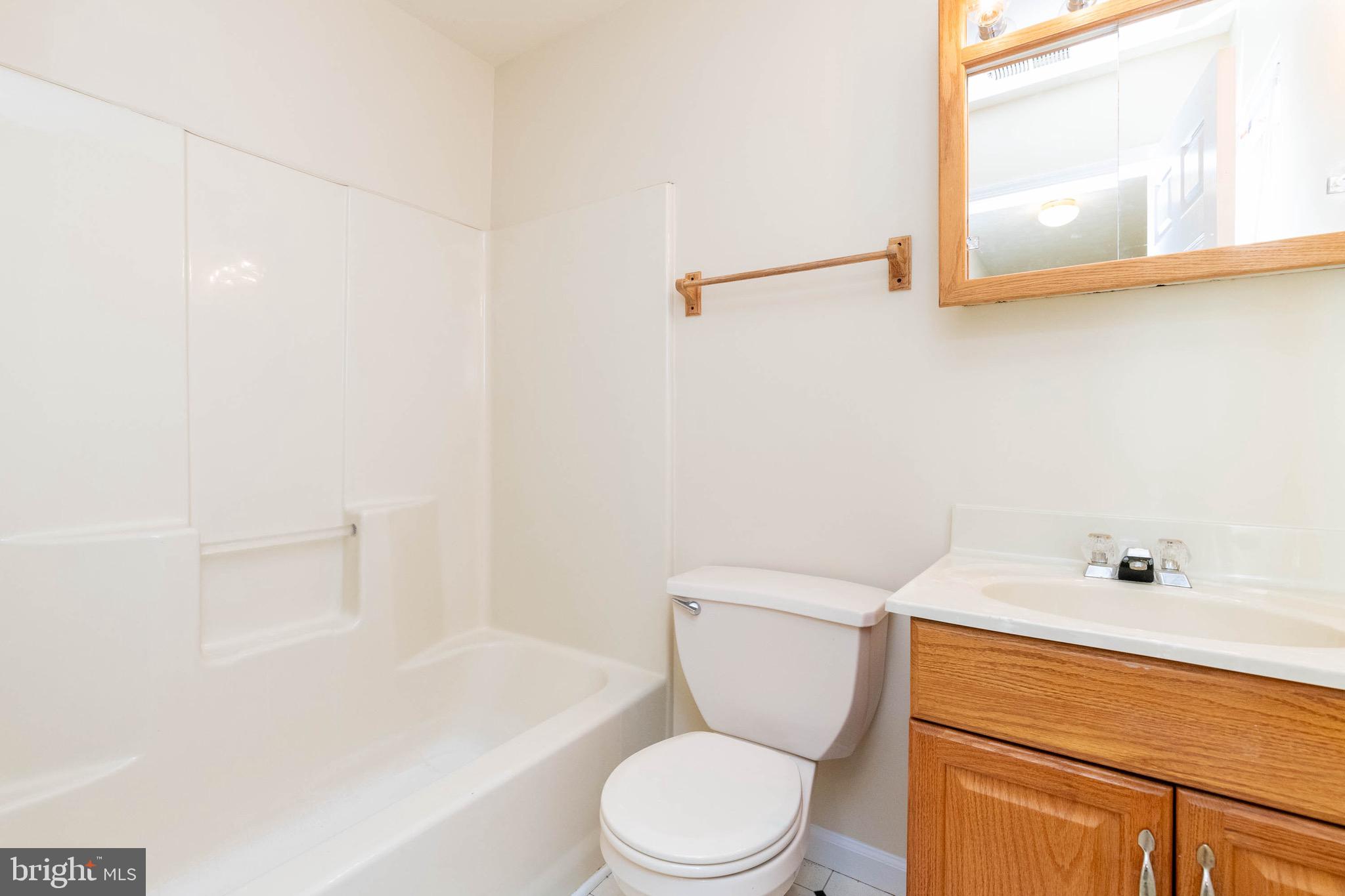 7822 Renshaw Road Pasadena, MD 21122 - Photo 20 of 33 Upper level full bath