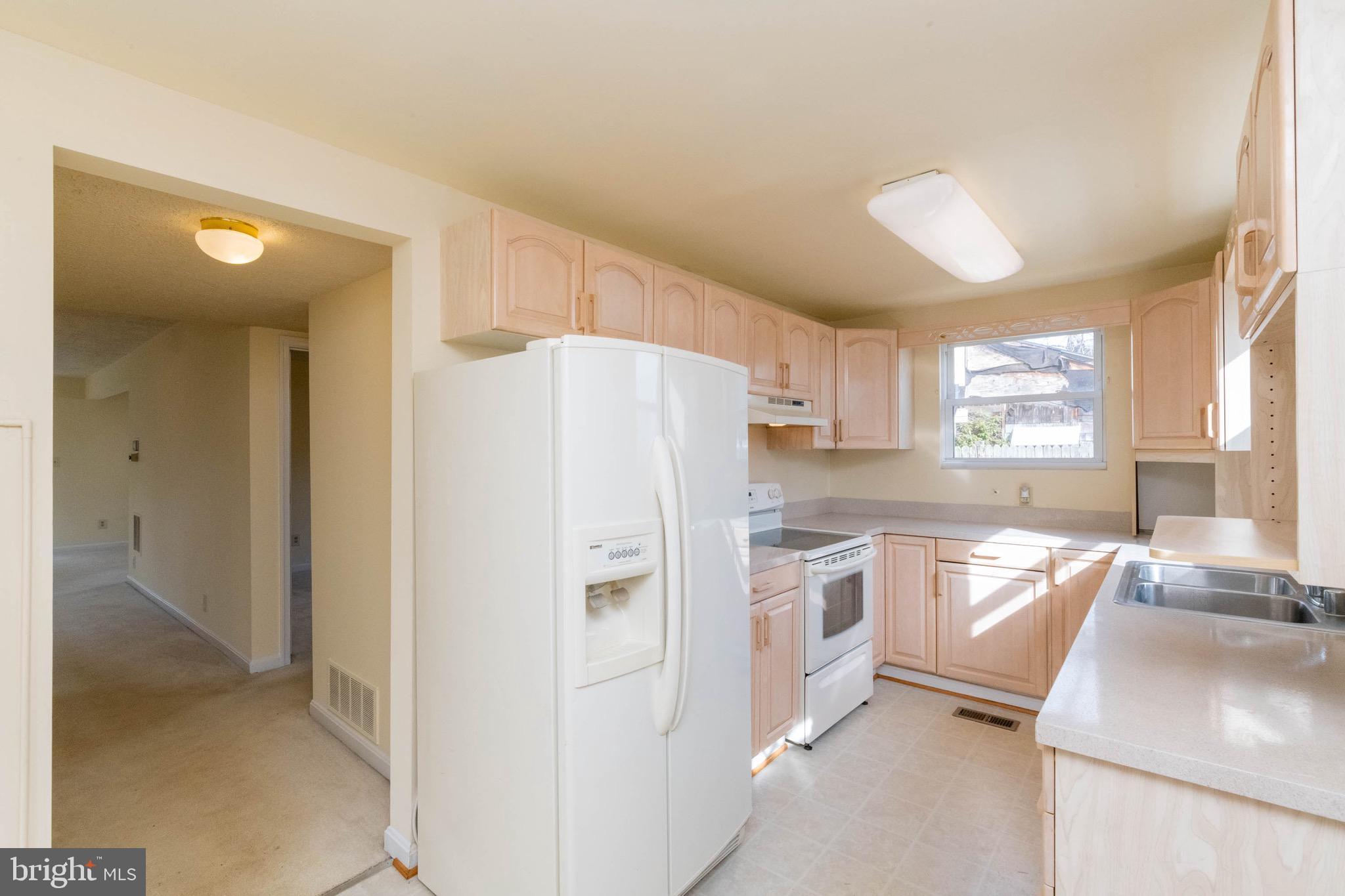 7822 Renshaw Road Pasadena, MD 21122 - Photo 4 of 33 Enter the eat-in kitchen from front door